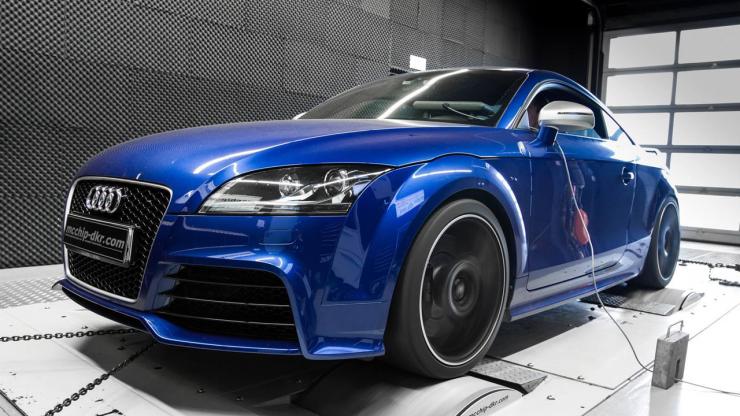 Ένα Audi TT RS που καταπίνει R8